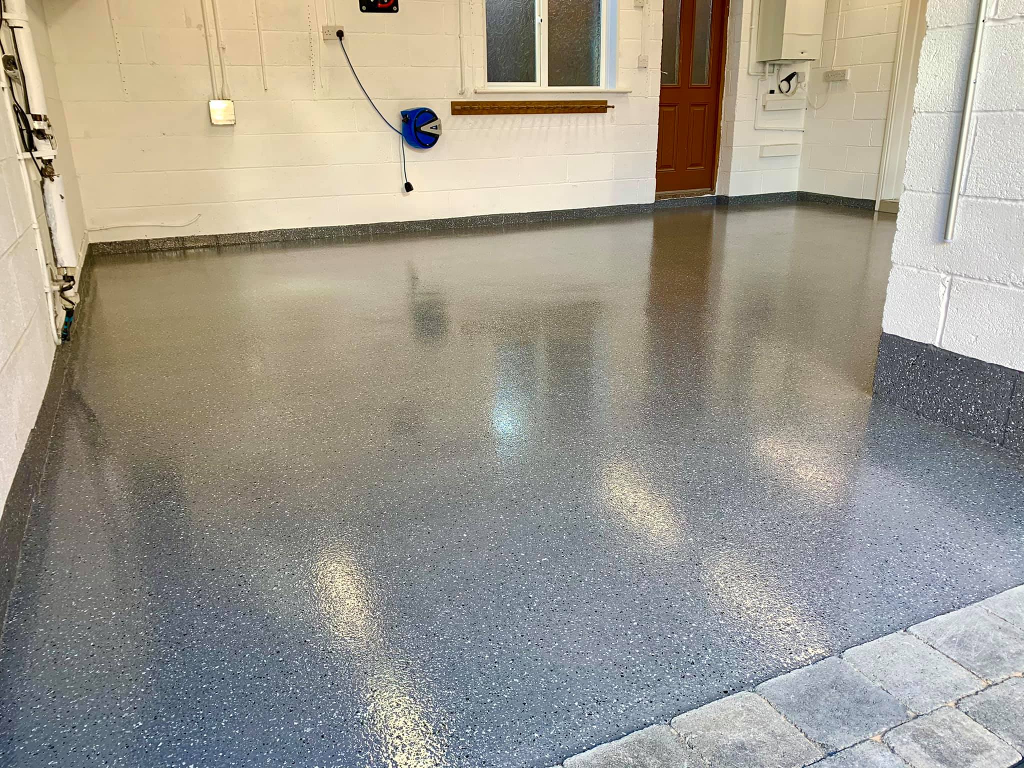 174358042_3962803697112955_4194017673255629443_n flake resin floor